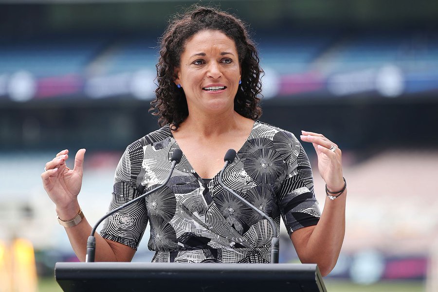 WATCH | Mel Jones gifts a brand new Kookaburra bat to kids playing cricket with a bottle 