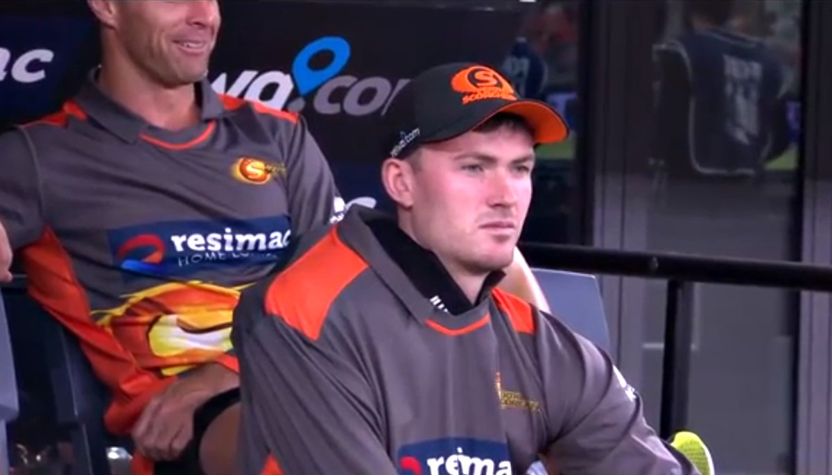 VIDEO | Umpire raises his hand before wrongly deciding against it during BBL