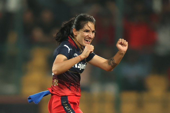 ‌WPL 2024 | Twitter erupts as skillful Renuka leaves No.1 ranked batter dumbstruck by flattening stumps