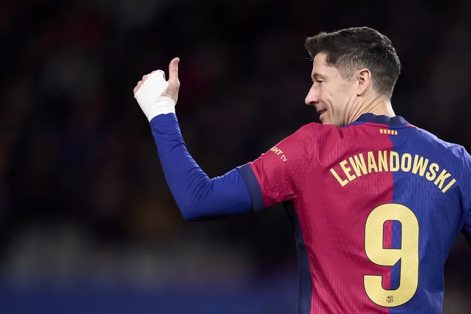 Lewandowski's Form Sparks Barcelona Discussion on Striker's Role