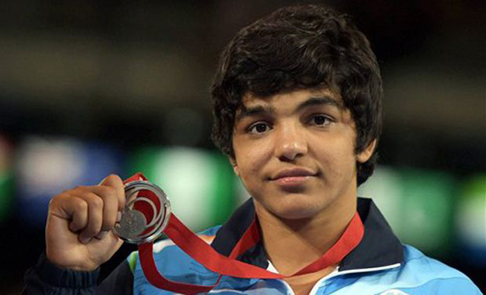 Sakshi Malik and Vinesh Phogat make it to Commonwealh Games squad